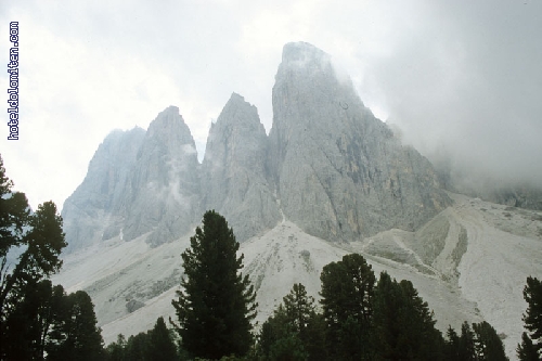 http://www.hoteldolomiten.com/fotogalerie/cache/vs_Landscapes_31.jpg