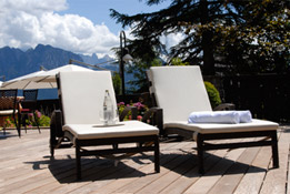 sdraiarsi al sole e rilassarsi sulla nuova terrazza dell'Hotel Dolomiten